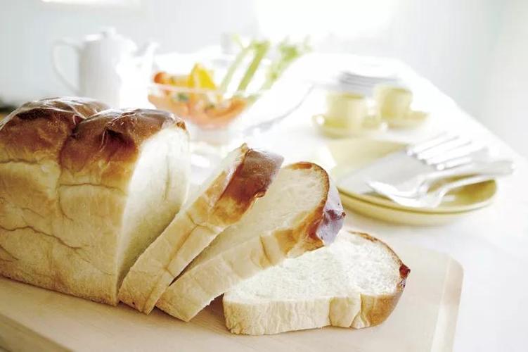他为 rohwedder 面包切片机添加了一个功能,切片后将面包包裹在蜡纸中